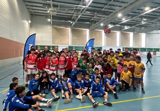 Participantes I Minicopa Decathlon con autoridades