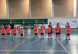 Plantel de jugadores del Unión Arroyo y los alevines B líderes en la competición