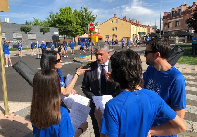 El alcalde, Sarbelio Fernández, animó a los niños a practicar deporte