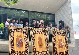 El alcalde, Sarbelio Fernández, entrega a la peña pregonera 'Los Guays' la Rosquilla de San Juan