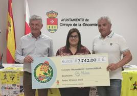 Sarbelio Fernández, Estela Ruiz y Sebastián Nogales durante la entrega de la recaudación