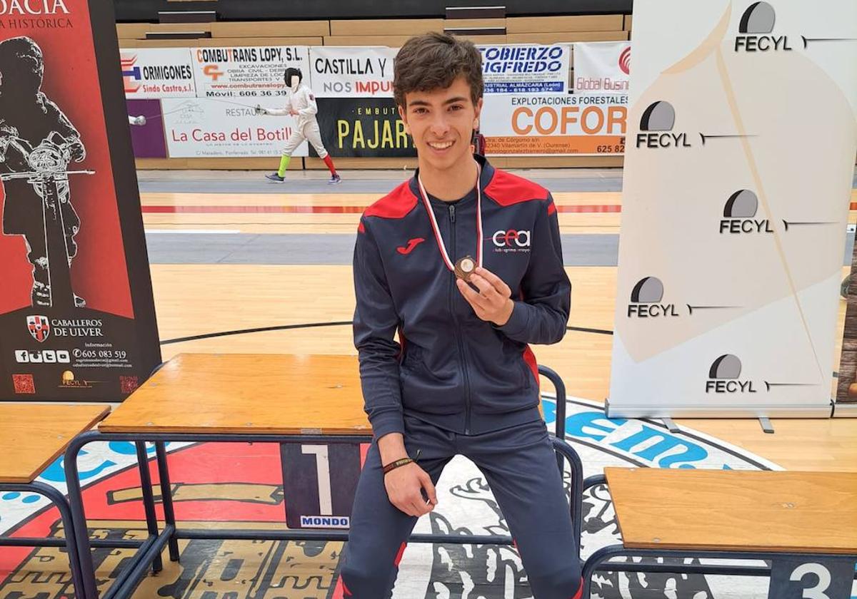 Sergio Mayo con su medalla de bronce en la 10ª Jornada de los Torneos Escolares en Bembibre