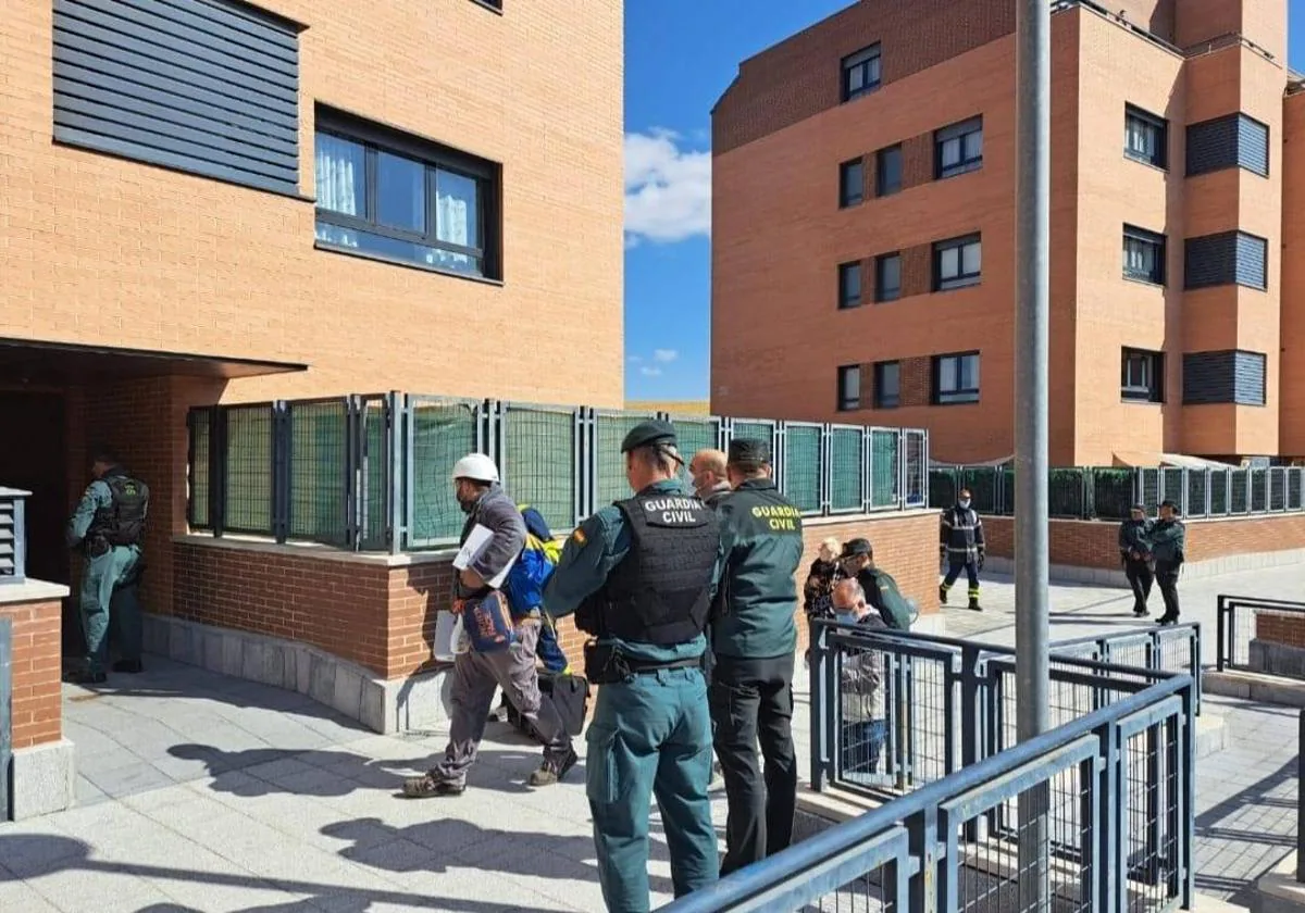 La Guardia Civil acompaña a los responsables de las empresas de suministros durante el corte de los enganches ilegales