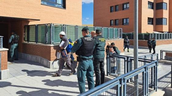 Retiran los enganches ilegales de luz, agua y gas en el residencial okupado de Arroyo