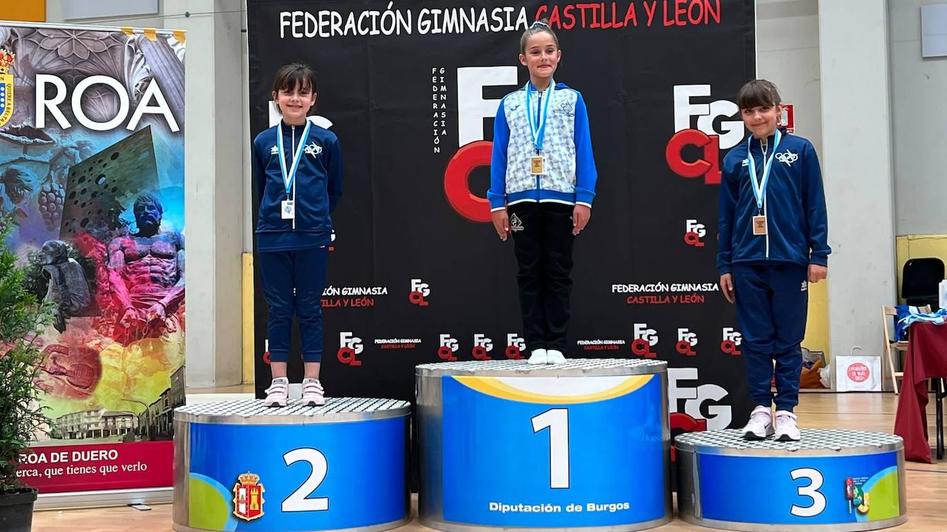 Las gimnastas arroyanas de Base, de 7 y 8 años, Lola Castro (2ª) y Claudia Maraña (3ª) en el podium