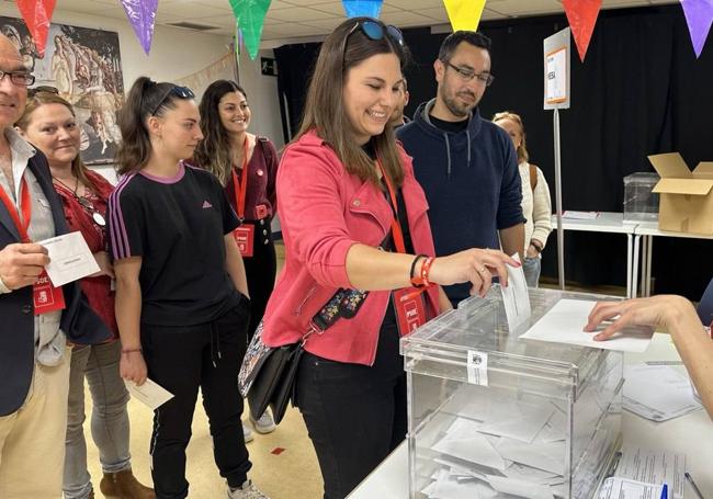 Alba Acero depositando su voto en el Hogar del Jubilado