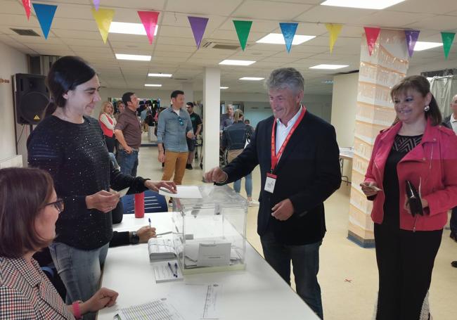 Sarbelio Fernández, acompañado de su mujer, Celia, votó en el Hogar del Jubilado