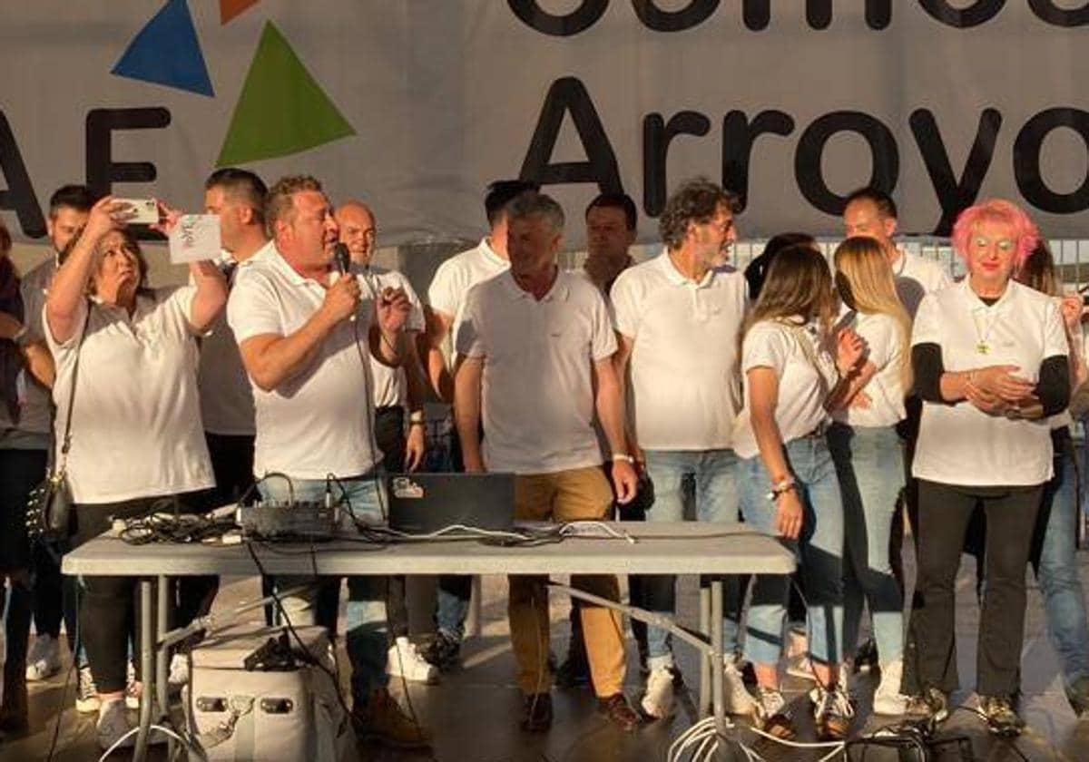 Sarbelio Fernández, en el centro, con el resto de su candidatura en la fiesta fin de campaña