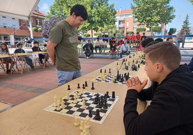 Iván Alonso, jugando contra sus 22 oponentes