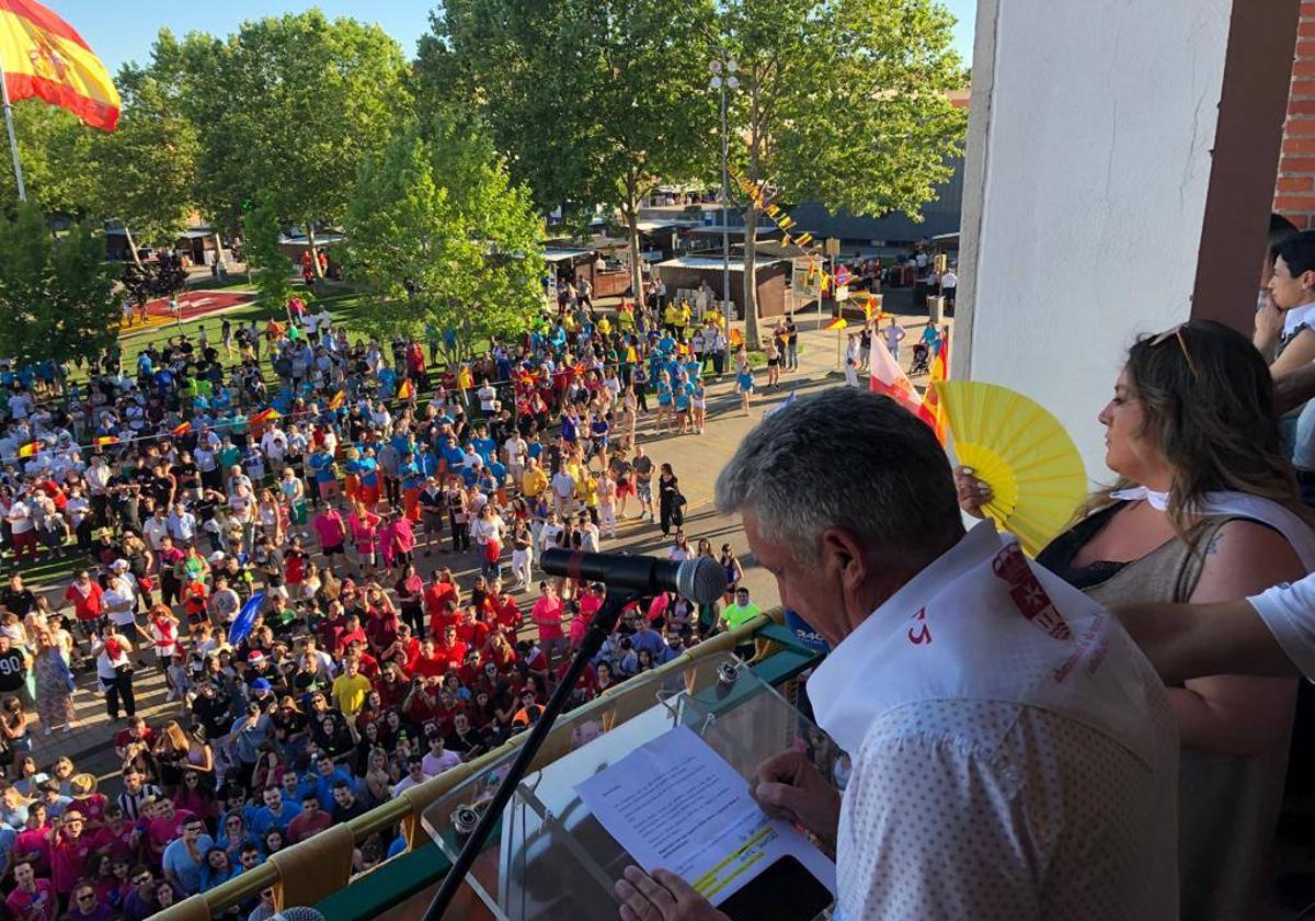 Sarbelio Fernández dirigiéndose a los peñistas en las fiestas del pasado año