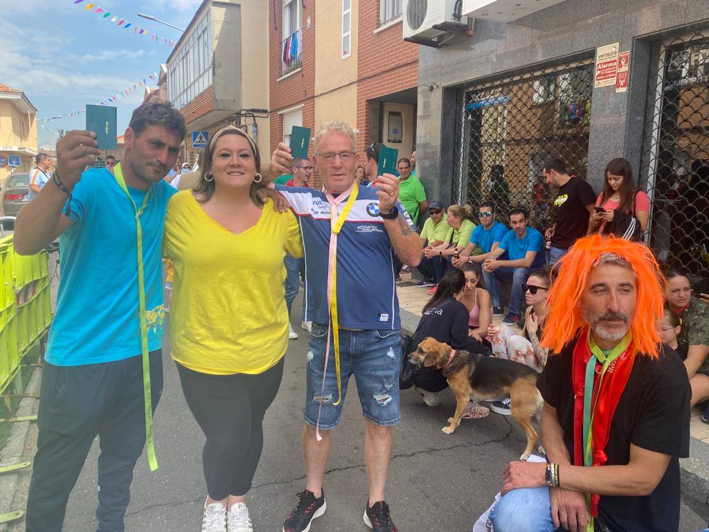 La paella y los juegos tradicionales unen a los vecinos el lunes festivo