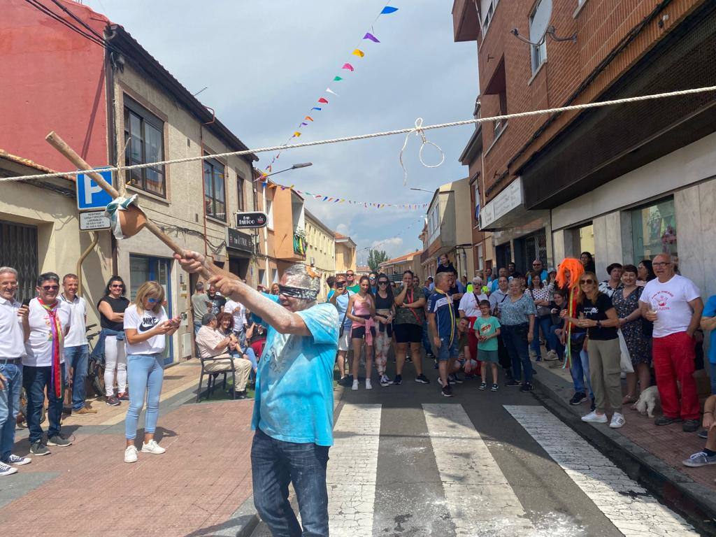 La paella y los juegos tradicionales unen a los vecinos el lunes festivo
