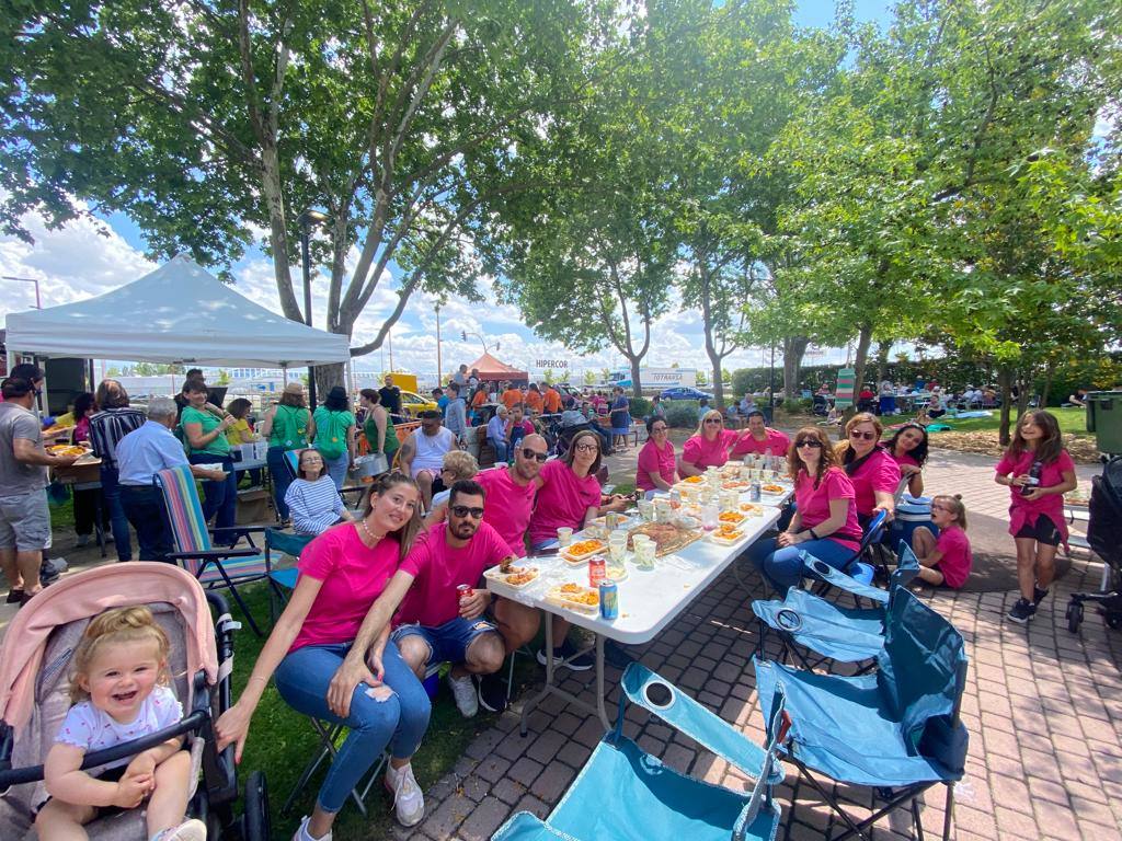 La paella y los juegos tradicionales unen a los vecinos el lunes festivo