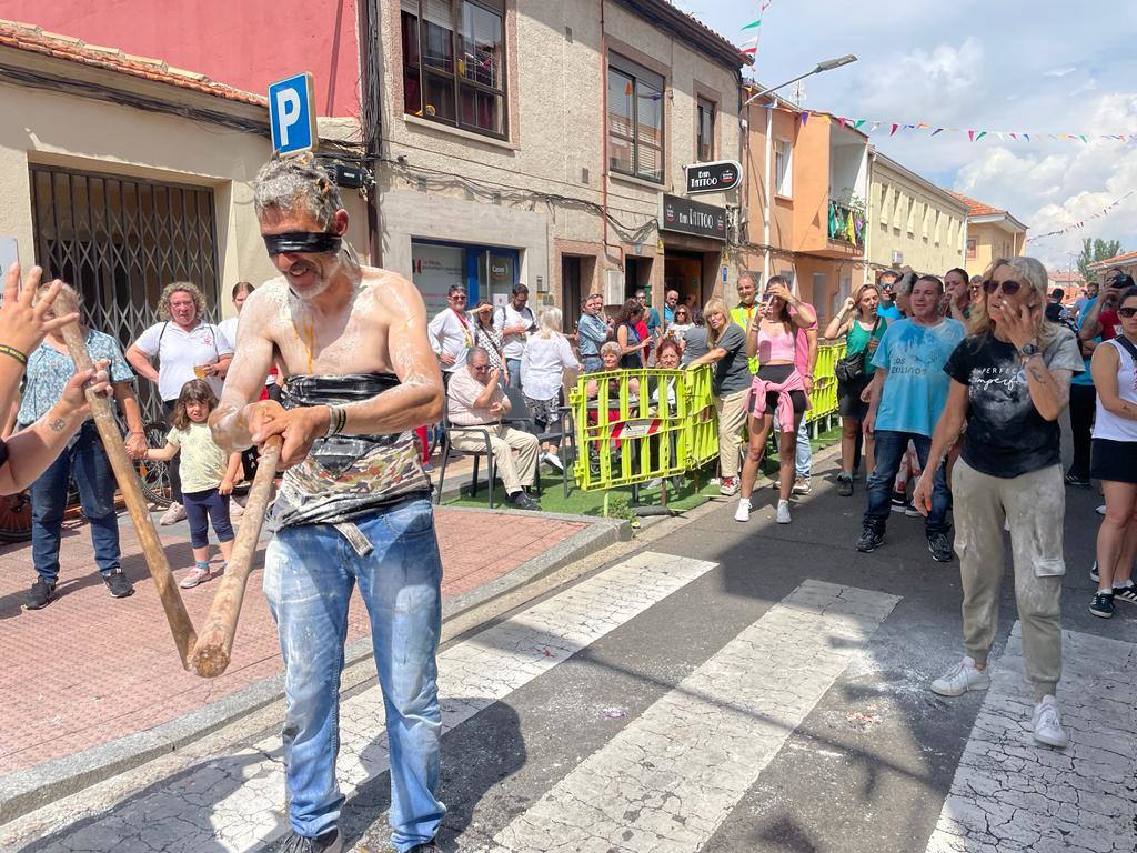 La paella y los juegos tradicionales unen a los vecinos el lunes festivo