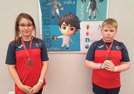 Marian Fernández y Pedro Herrero de categoría M11, con sus medallas de plata y oro.
