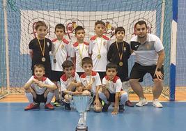 Los prebenjamines del Unión Arroyo con su copa de campeones