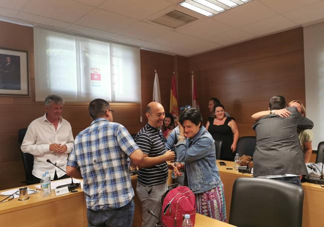 Los concejales se despiden entre abrazos y lágrimas ante la mirada del alcalde