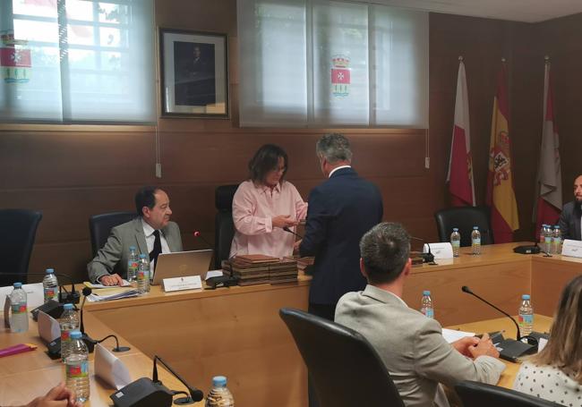 Jura del cargo de concejal, de Sarbelio Fernández ante la Constitución y la mesa de edad