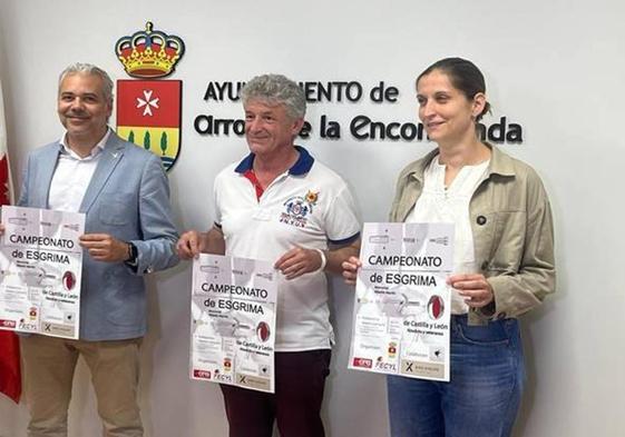 El Presidente de la Federación de Esgrima de CyL, Daniel Bravo, el alcalde de Arroyo, Sarbelio Fernández y la Presidenta del Club Esgrima Arroyo, Dóra Kiskapusi, presentaron el campeonato