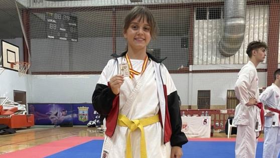 Alicia González Arribas subcampeona regional de kárate