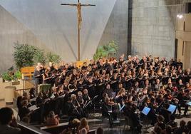 Integrantes de la coral Támbara durante su actuacion