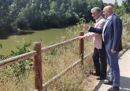 Los alcaldes de Valladolid y de Arroyo en la ribera del Pisuerga, lugar donde se podría emplazar la pasaraela