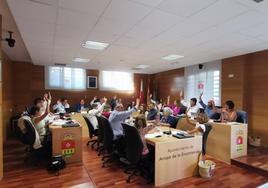 Los concejales durante la votación de uno de los puntos del orden del día