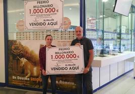 Luis Vázquez de Prada, titular de la administración y su empleada Victoria Puebla con el cartel que acredita que han repartido el premio