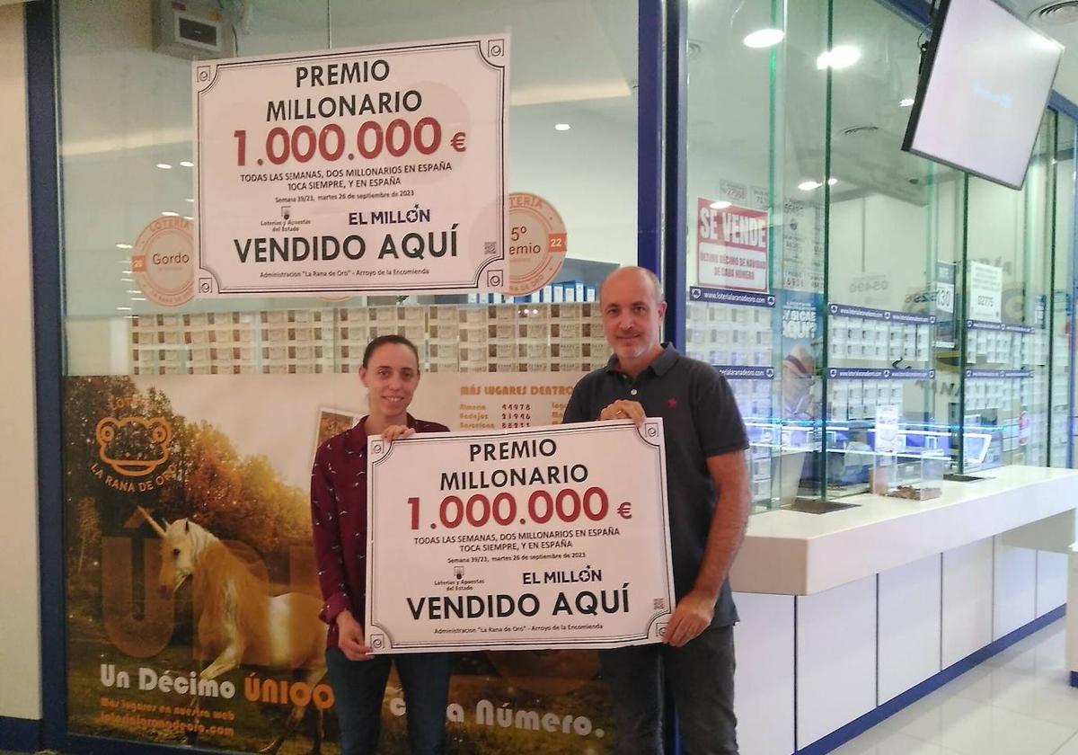 Luis Vázquez de Prada, titular de la administración y su empleada Victoria Puebla con el cartel que acredita que han repartido el premio