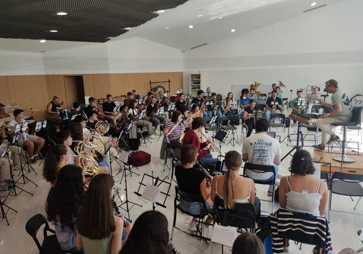 Ensayo general de la Banda Sinfónica de Arroyo junto a su director titular, Diego Cebrián, uno de los cuatro directores que se pondrán al frente de la formación durante el concierto del sábado