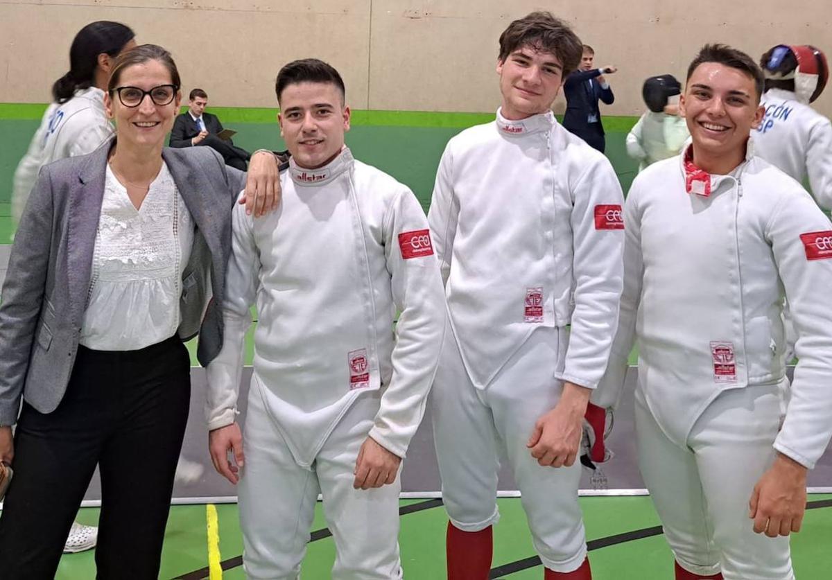 Tres integrantes del equipo masculino, junto con Dóra Kiskapusi, presidenta del Club arroyano