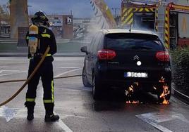 Tareas de extinción del fuego en el vehículo