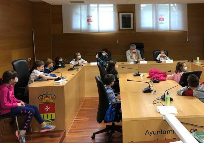 Los niños cada año visitan el consistorio y el salón de plenos con motivo del Día de la Constitución
