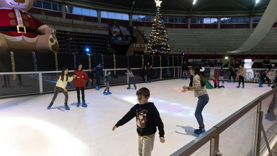Una gran pista de hielo sintético para unas navidades únicas