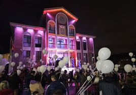Momentos antes de que los arroyanos soltaran sus globos al cielo