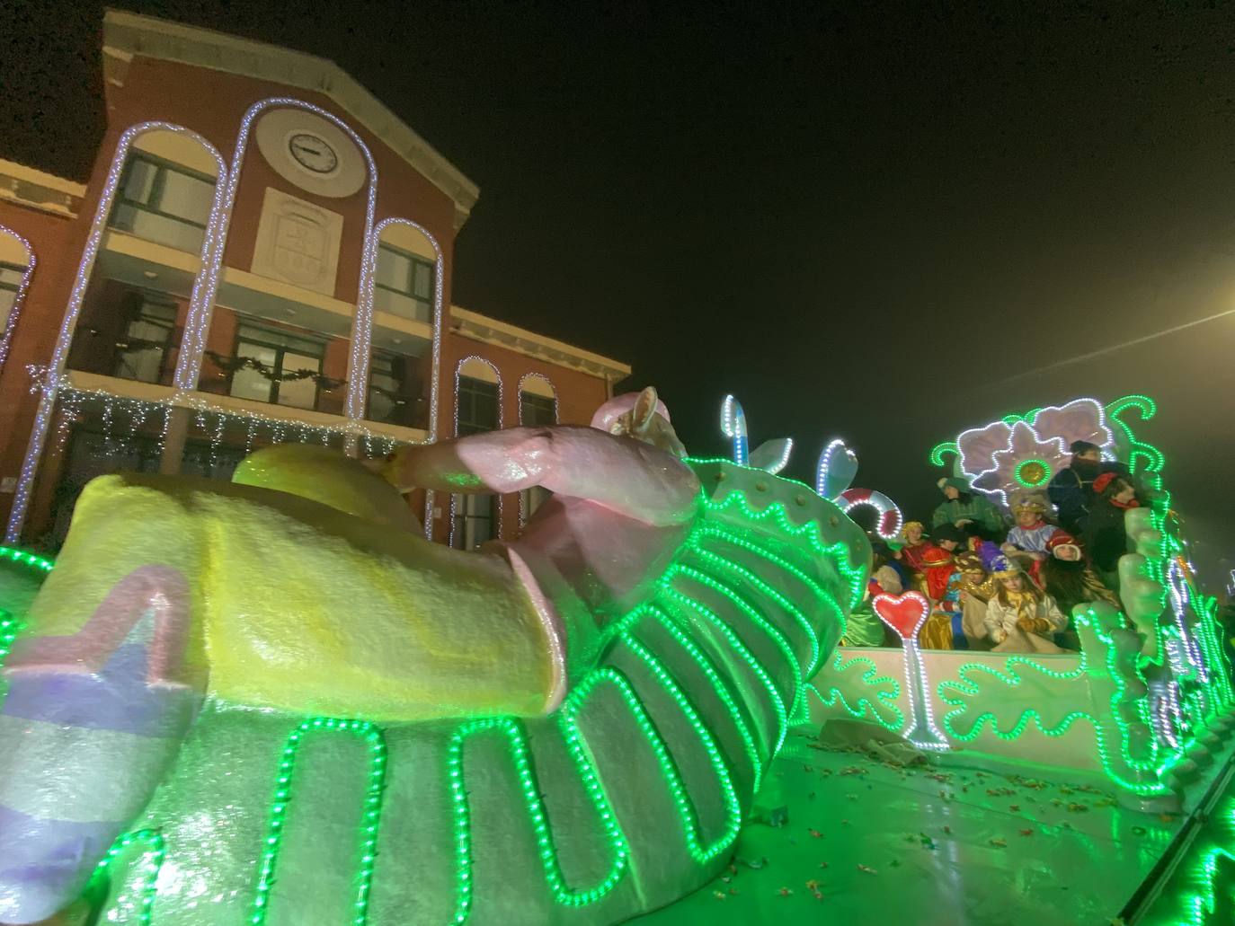 Melchor, Gaspar y Baltasar a su paso por Arroyo de la Encomienda en una gran Cabalgata 