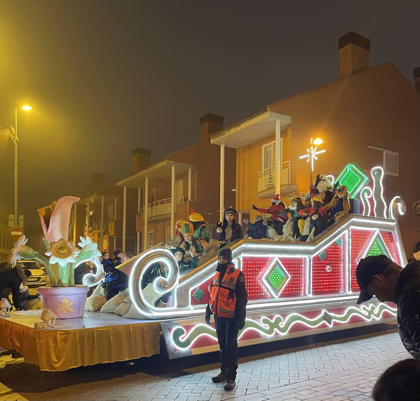 Melchor, Gaspar y Baltasar a su paso por Arroyo de la Encomienda en una gran Cabalgata 