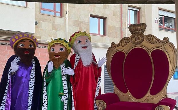 Los Reyes Magos visitaron a los niños de Arroyo antes de la cabalgata 