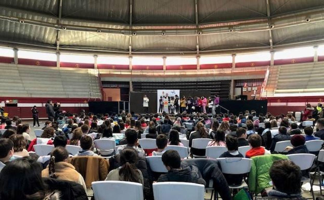 Escolares de Arroyo en el acto organizado en la Plaza de Toros de La Flecha 