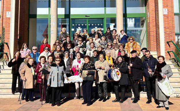 Las Águedas celebrantes, con el alcalde en el centro, a la puerta del Ayuntamiento. 
