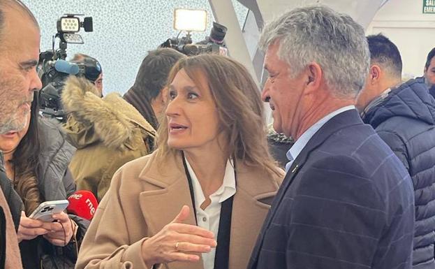 La consejera de Educación, Rocío Lucas, junto con Sarbelio Fernández, alcalde de Arroyo 