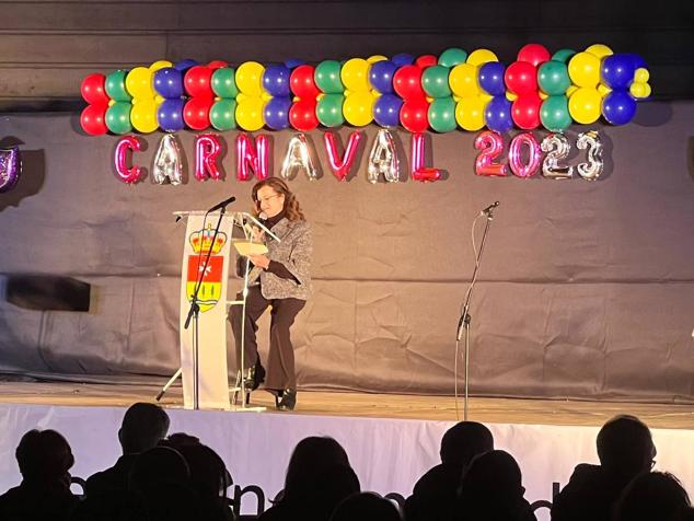 El alcalde, Sarbelio Fernández y la concejal Ana Sánchez con una de las chirigotas ganadoras del concurso 