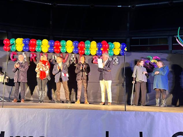 El alcalde, Sarbelio Fernández y la concejal Ana Sánchez con una de las chirigotas ganadoras del concurso 