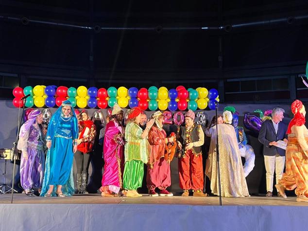 El alcalde, Sarbelio Fernández y la concejal Ana Sánchez con una de las chirigotas ganadoras del concurso 