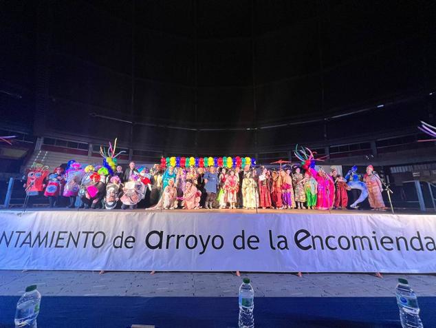 El alcalde, Sarbelio Fernández y la concejal Ana Sánchez con una de las chirigotas ganadoras del concurso 