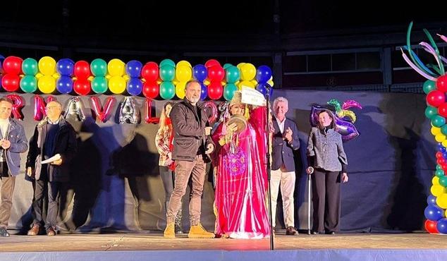 El alcalde, Sarbelio Fernández y la concejal Ana Sánchez con una de las chirigotas ganadoras del concurso 