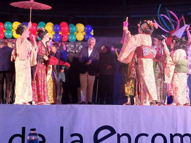El alcalde, Sarbelio Fernández y la concejal Ana Sánchez con una de las chirigotas ganadoras del concurso 