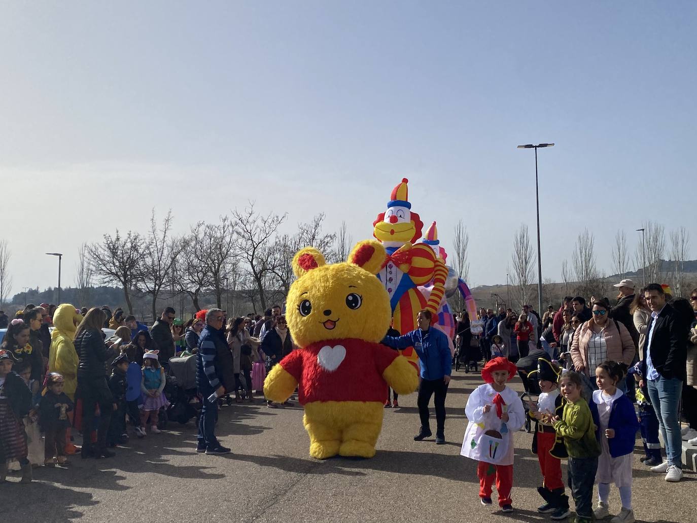 El pasacalles de carnaval de Arroyo llenó el municipio de música, alegría y color