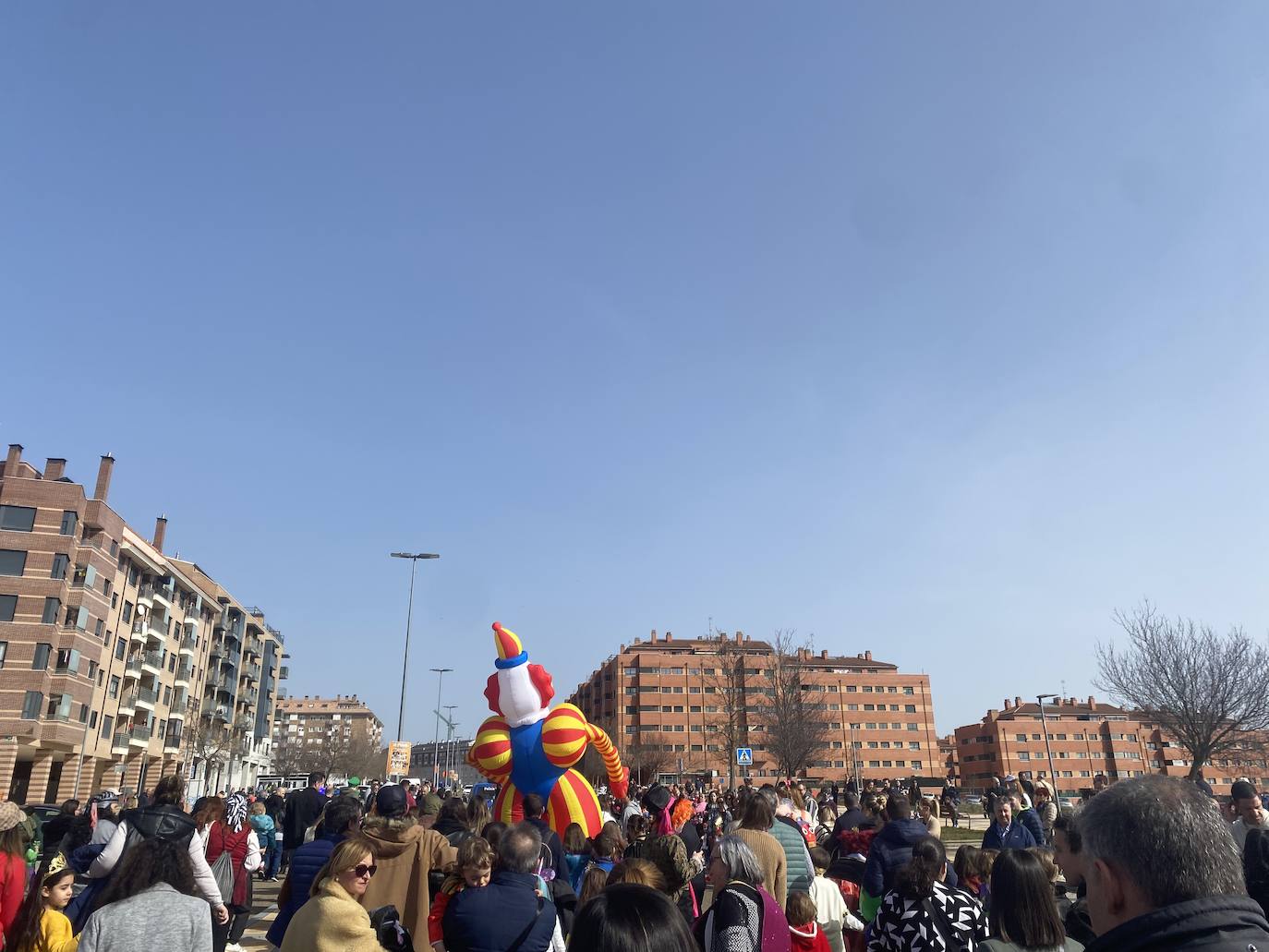El pasacalles de carnaval de Arroyo llenó el municipio de música, alegría y color