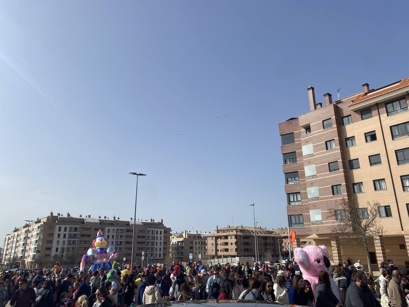 El pasacalles de carnaval de Arroyo llenó el municipio de música, alegría y color